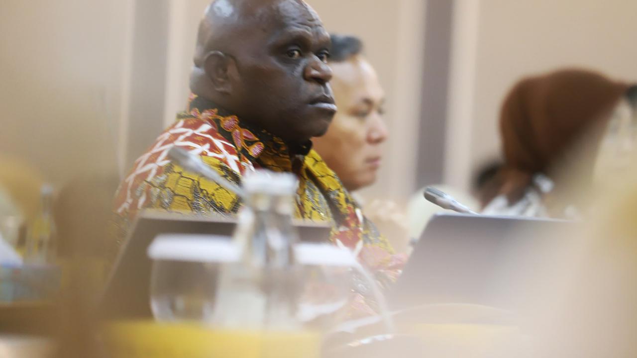 Menteri HAM Natalius Pigai rapat kerja dengan Komisi XIII DPR