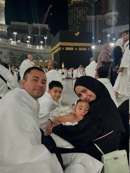 Keduanya juga sempat bertemu satu sama lain. Nagita Slavina tampil menawan dengan khimar dan gamis serba hitamnya. Sementara, Paula Verhoeven tampil memesona dengan khimar tosca dan kacamata hitamnya. [@raffinagita1717]