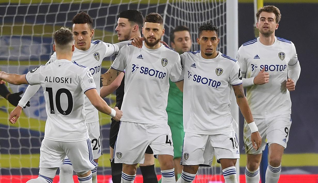 Para pemain Leeds United merayakan gol yang dibuat gelandang Mateusz Klich (tengah), ke gawang West Ham United dalam laga lanjutan Liga Inggris 2020/21 pekan ke-12 di Elland Road Stadium, Leeds, Jumat (11/12/2020). Leeds United kalah 1-2 dari West Ham United (AFP/Gareth Copley/Pool)
