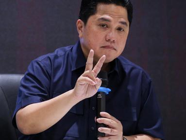 Ketua Umum PSSI, Erick Thohir memberikan keterangan kepada wartawan saat konferensi pers perihal pembentukan Satgas PSSI yang berlangsung di GBK Arena, Senayan, Jakarta, Jumat (28/04/2023). (Bola.com/Bagaskara Lazuardi)