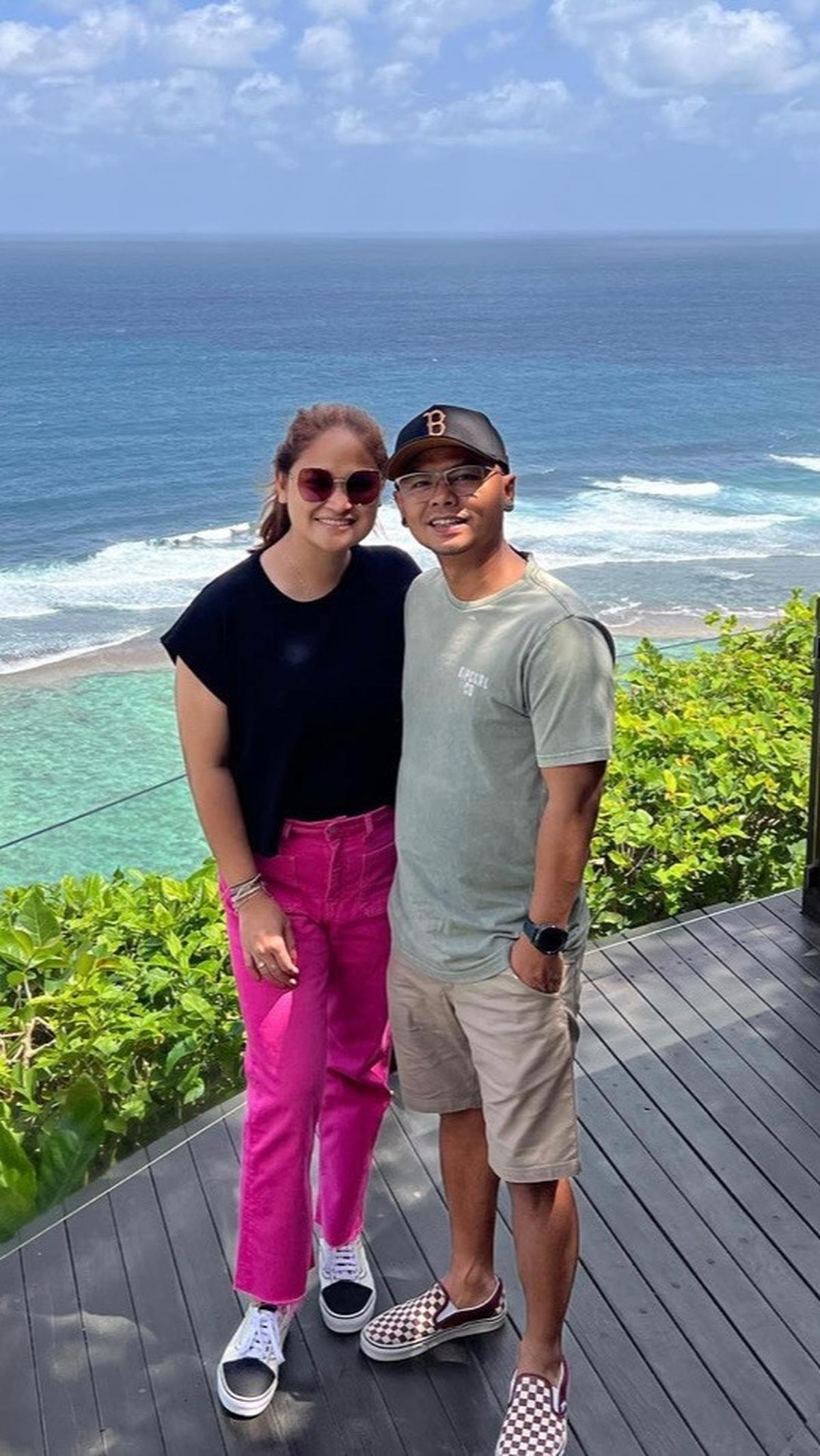 Ini deretan potret kemesraan Wendi Cagur dan istri.