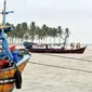 Nelayan berusaha menambatkan perahu di Teluk Labuan Pandeglang, Banten, Kamis (4/11). Sjak sepekan, nelayan tidak melaut karena cuaca buruk dan ombak yang tinggi. (Antara)