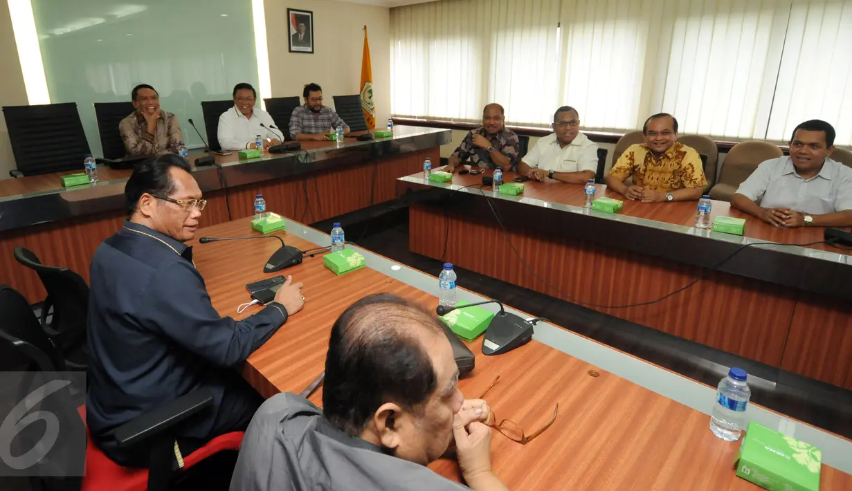 Beberapa fungsionaris Partai Golkar versi Munas Ancol melakukan rapat internal di kantor DPP Partai Golkar, Jakarta, Kamis (22/10/2015). Rapat berlangsung tertutup. (Liputan6.com/Helmi Fithriansyah)