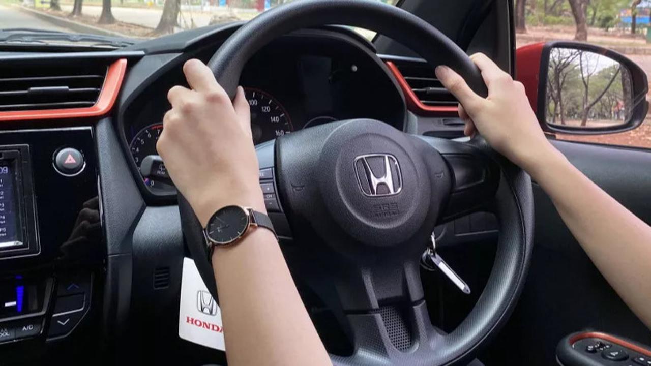Keterampilan Mengemudikan Mobil Manual yang Harus Dikuasai oleh Pemula di Jalur Berkelok