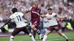 Gelandang West Ham United, Tomas Soucek diadang dua pemain Manchester City, Jeremy Doku (kiri) dan Julian Alvarez pada laga pekan kelima Premier League 2023/2024 di London Stadium, London, Sabtu (16/9/2023) malam WIB. (AP Photo/Kin Cheung)