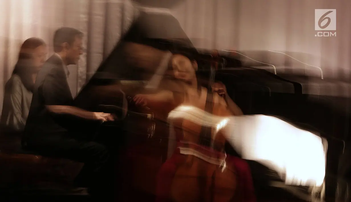 Musisi Celoist Korea Selatan Hee Young Lim saat menggelar konser yang bertajuk Hee Young Lim Cello Indonesia Tour di Jakarta Pusat, Sabtu (9/2). Hee Young Lim tampil di depan para duta-duta besar negara sahabat. (Liputan6.com/Faizal Fanani)