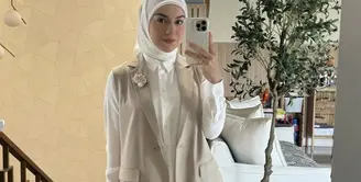 Gaya modest Irish Bella terlihat begitu inspiratif. Paduan pleats dan oversized vest hadirkan gaya chic yang memukau. [Foto: Instagram/ Irish Bella]