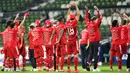 Pemain Bayern Munchen merayakan kemenangan atas Werder Bremen pada laga Bundesliga di Weserstadion, Bremen, Selasa (16/6/2020). Bayern Munchen menang dengan skor 1-0 atas Werder Bremen. (AP/Martin Meissner)