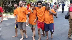 Para tersangka yang ditangkap dalam Operasi Cipta Kondisi di Mapolda Metro Jaya, Jakarta, Jumat (6/7). Polisi menahan 73 pelaku kejahatan sementara 314 lainnya akan menjalani pembinaan. (Liputan6.com/Immanuel Antonius)