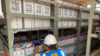 Petugas PLN melakukan pengecekan baterai yang menyimpan listrik dari PLTS Temajuk, Kabupaten Sambas, Kalimantan Barat. Dengan menggunakan baterai, daya listrik yang diproduksi pada siang hari dapat digunakan 24 jam oleh masyarakat di perbatasan Indonesia - Malaysia.