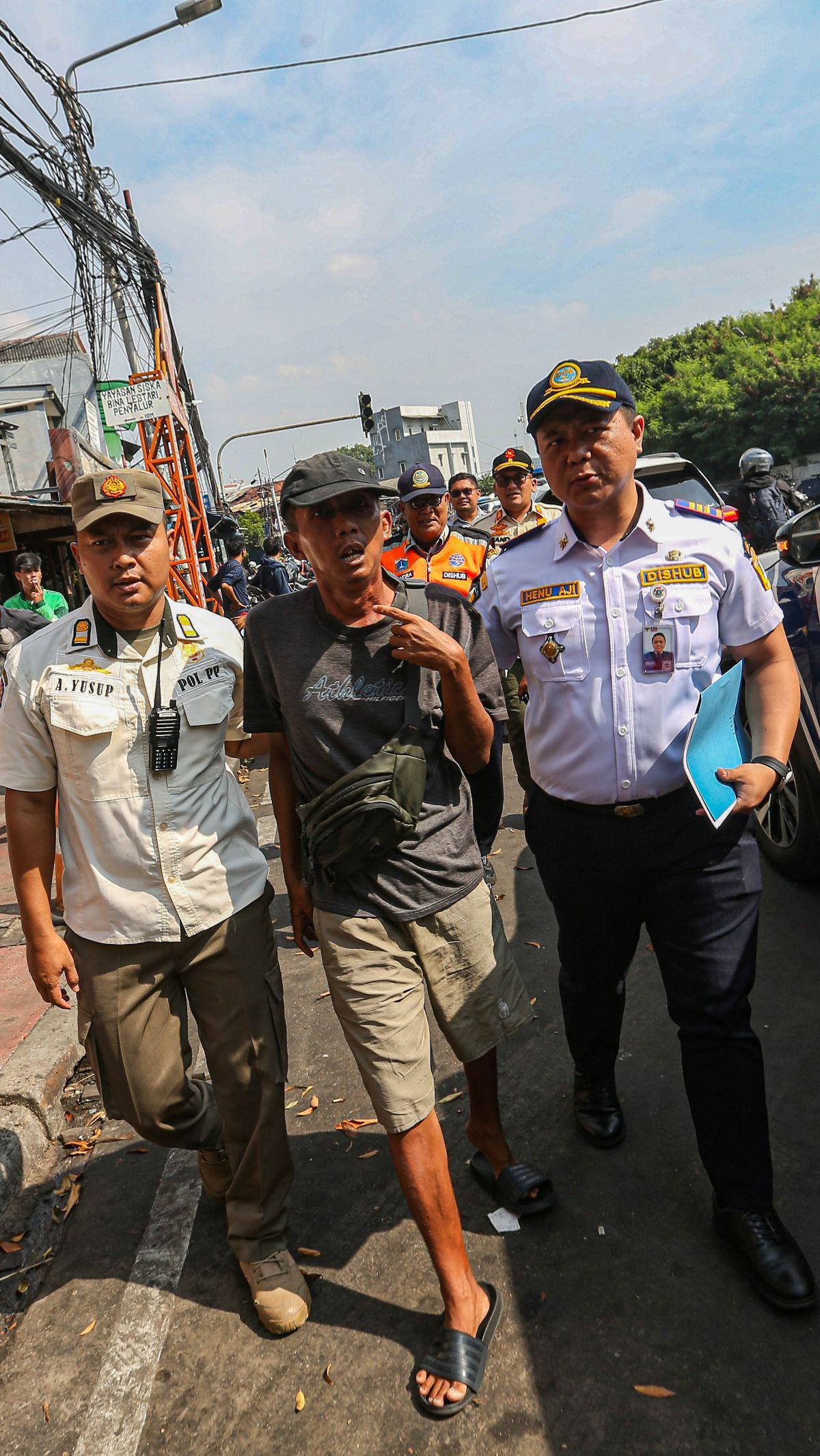 Dalam penertiban ini, puluhan jukir liar diangkut petugas Dishub-Satpol PP.&nbsp;Liputan6.com/Angga Yuniar