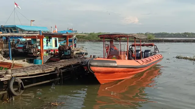Tim SAR gabungan mencari keberadaan ABK yang hilang dalam insiden tabrakan kapal MV dengan MV Habco pioneer di perairan Indramayu. (Foto: Liputan6.com/Panji Prayitno)