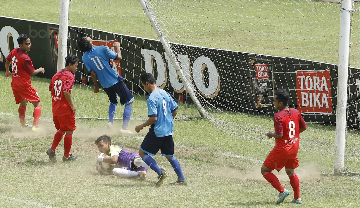 Kiper UMM Malang menangkap bola saat pertandingan melawan Unitomo Surabaya pada laga Torabika Campus Cup 2017 di Stadion Universitas Negeri Malang, Rabu, (01/11/2017). UMM menang adu penalti 4-3 atas Unitomo. (Bola.com/M Iqbal Ichsan)