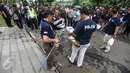 Aparat Kepolisian melakukan gelar prarekonstruksi kasus perampokan dan pembunuhan di perumahan Pulomas, Jakarta Timur, Jumat (6/1). Media tidak diperkenankan mengikuti berbagai adegan hingga ke dalam rumah milik Dodi Triono. (Liputan6.com/Faizal Fanani)