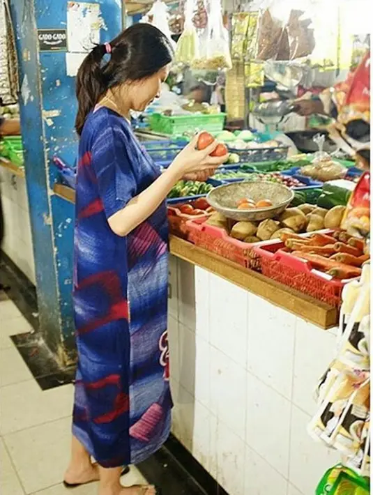 Sarwendah sedang memilih-milih sayur yang akan di masak untuk suami dan anaknya. Meski ia bisa membeli sayur di supermaket, ia lebih suka belanja di pasar tradisional. (Instagram/ruben_onsu)