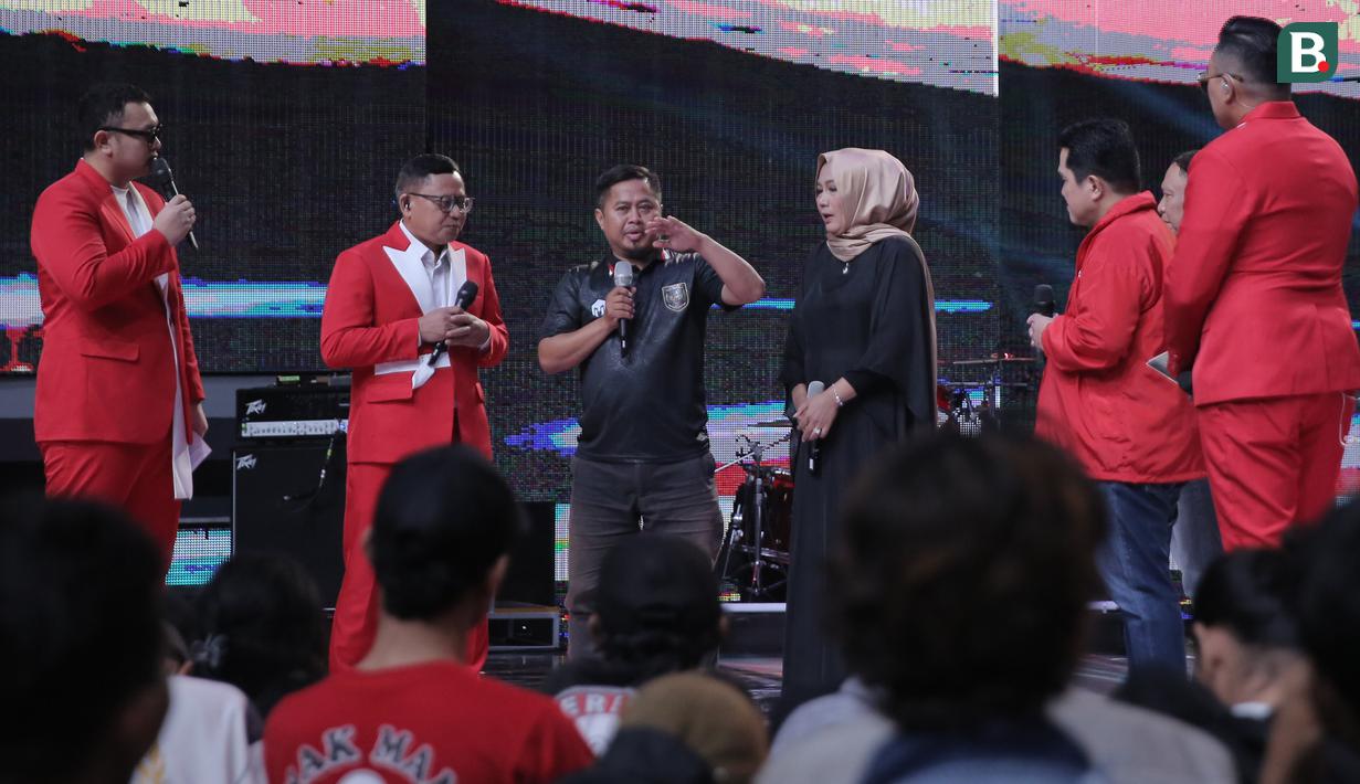 Orang tua dari pemain Timnas Indonesia U-17 Kafiatur Rizky (tengah) berbagi cerita dengan Ketua Umum PSSI Erick Thohir dan Wakil Ketua Umum PSSI Zainudin Amali disela-sela kemeriahan konser Pesta Bola Dunia 2023 #Indonesia Sukses di Studio 5 Indosiar, Jakarta, Sabtu (4/11/2023) malam WIB. (Bola.com/Abdul Aziz)