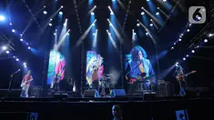 Penampilan band Sheila On 7 dalam konser Sheila on 7 yang bertajuk 'Tunggu Aku di Jakarta' di kawasan JIExpo Kemayoran, Jakarta Pusat, Sabtu, (28/1/2023). Dalam penampilannya mereka membawakan sejumlah lagu hits seperti Film Favorit, Seberapa Pantas, Dan. (Liputan6.com/Faizal Fanani)