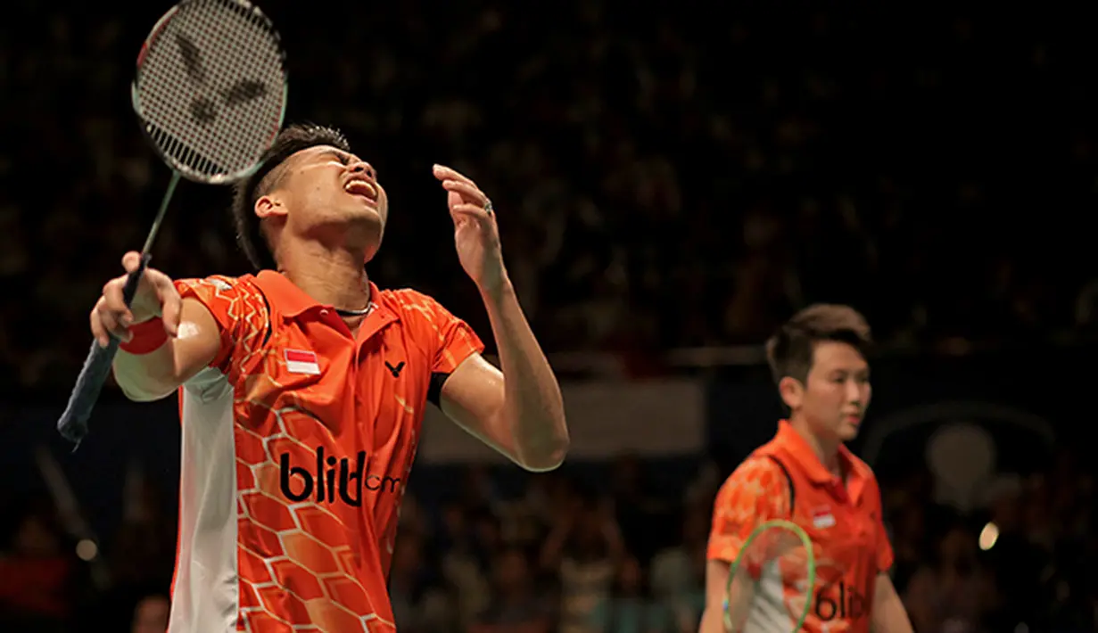 Ekpresi Tontowi Ahmad/Liliyana Natsir ganda campuran Indonesia saat bertanding melawan Zhang Nan/Zhao Yunlei di semifinal BCA Indonesia Open Premier Super Series 2015 di Istora Senayan Jakarta. (Peksi Cahyo/Bola.com)