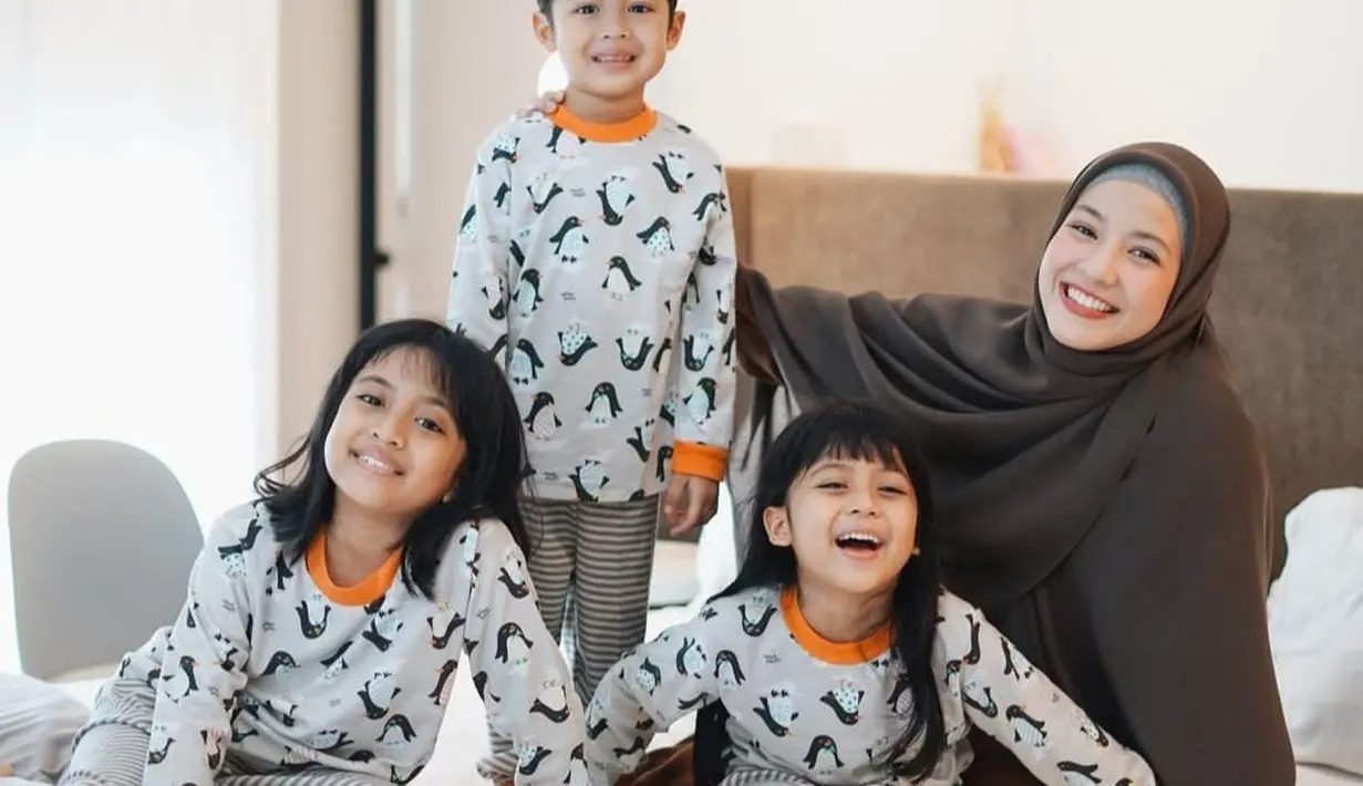 Seperti inilah potret kedekatan Caca, begitu sapaan Natasha Rizky dengan ketiga buah hatinya