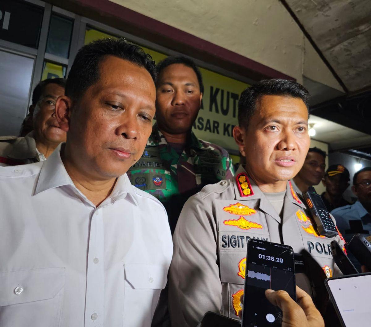 Polisi segera menginvestigasi serangan diduga dilakukan kelompok preman terhadap pedagang dan merusak los/kios di Pasar Kutabumi.