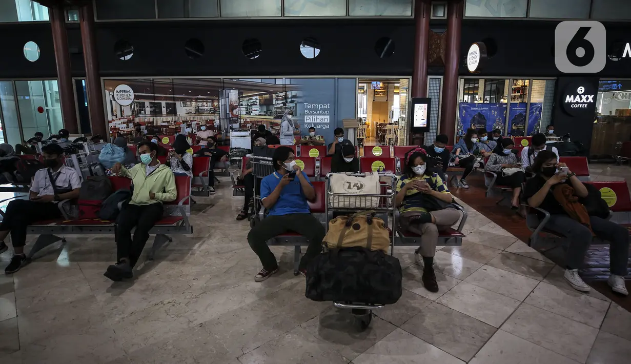 Calon penumpang pesawat menunggu pemberangkatan di Terminal 2 Bandara Soekarno Hatta, Tangerang, Banten, Rabu (5/5/2021). Pengelola Bandara Soekarno Hatta mencatat pergerakan penumpang pada H-1 jelang larangan mudik. (Liputan6.com/Johan Tallo)