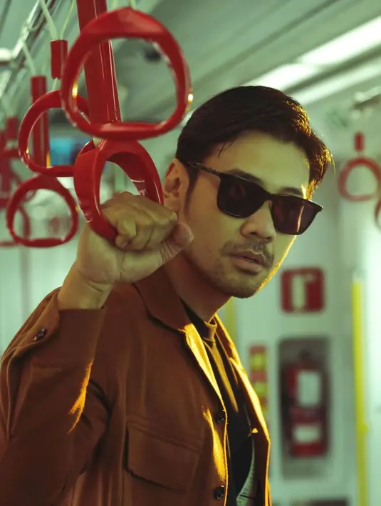 Hampir kepala empat, Chicco Jerikho yang sampai saat ini masih bergelut di dunia layar lebar tidak hanya tampil sebagai pemain. Namun dalam beberapa film ia juga berkontribusi sebagai seorang produser. Sudah banyak film yang diproduserinya ini yang populer di kalangan pecinta film. (Liputan6.com/IG/@chicco.jerikho)