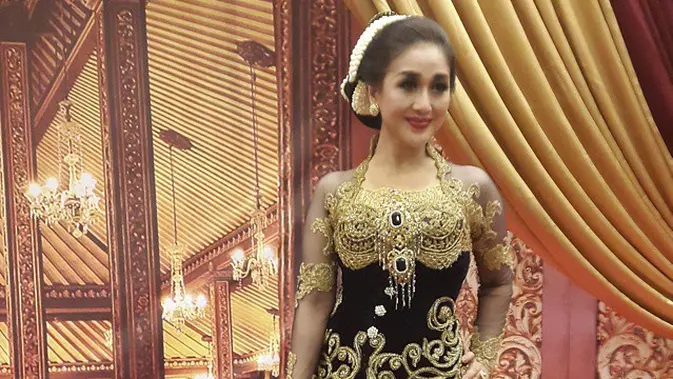Melihat Foto Foto Jadul Paramitha Rusady Entertainment Fimela Com
