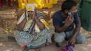 Keluarga korban kecelakaan kereta api paling mematikan di India dalam beberapa dekade terakhir memenuhi rumah sakit pada hari Senin untuk mengidentifikasi dan mengambil jasad kerabat mereka. (AP Photo/Rafiq Maqbool)