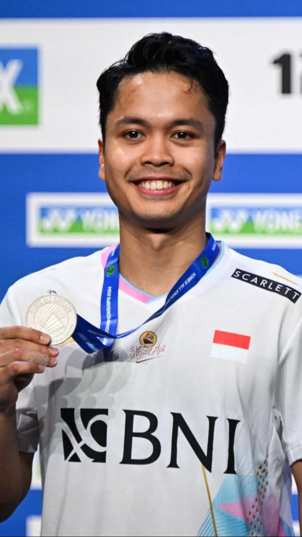 Anthony Sinisuka Ginting berpose dengan medali perak All England 2024. Foto: JUSTIN TALLIS / AFP