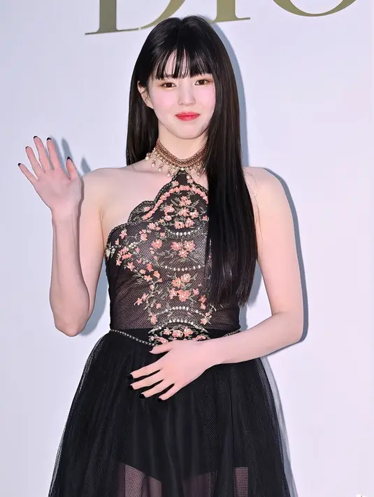 Han So Hee tampil dengan poni depan yang lurus dan rapi, memberikan kesan muda dan ceria pada wajahnya. Gaya rambut panjang lurus yang menjuntai lembut di kedua sisi semakin mempertegas bentuk wajahnya yang oval, menjadikannya terlihat memukau dari setiap sudut.  [@xeesoxee].