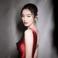 Nong Poy pancarkan aura elegan dengan makeup flawless yang memiliki fokus utama pada bibir bold. [IG: @poydtreechada}.