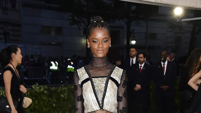 Selena Gomez dan Letitia Wright di Met Gala 2018 dalam Balutan Coach
