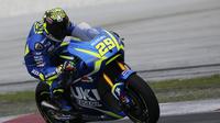 Pebalap Suzuki Ecstar, Andrea Iannone, menilai performa motorya sudah semakin berkembang pada setiap balapan yang dilalui. (EPA/Fazry Ismail)