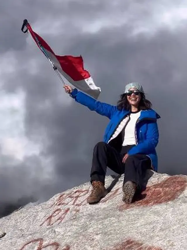 Dikelilingi Gunung Es, Ini 7 Potret Della Dartyan Sampai di Everest Base Camp