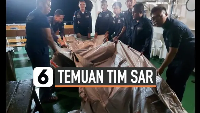 Tim SAR gabungan temukan tangga darurat di perairan Pulau Laki Sabtu (9/1) malam. Benda itu diduga bagian dari pesawat Sriwijaya Air.