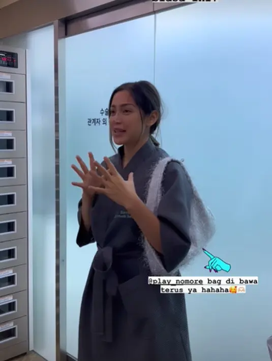 Setelah berganti jubah pasien, Jessica Iskandar tetap modis dengan hand bag berbuli warna silver [@inijedar]