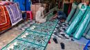 Jelang memasuki bulan suci Ramadan, permintaan karpet untuk masjid mulai meningkat. (Liputan6.com/Angga Yuniar)