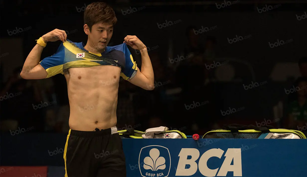 Ganda putra Korea Selatan, Lee Yong-dae, membuat penonton bergemuruh saat dirinya berganti baju ketika laga semifinal BCA Indonesia Open 2016 di Istora Senayan, Sabtu (4/6/2016). (Bola.com/Vitalis Yogi Trisna)