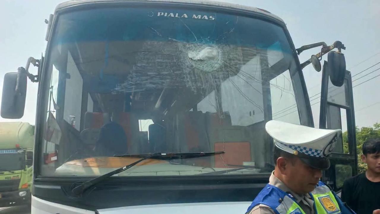 Bus Rombongan AMPB Dilempari Batu di Tol Japek