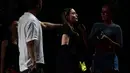 Minat masyarakat setempat terhadap pertunjukan tersebut tampak tinggi saat ratusan penggemar mengantre untuk menyaksikan Madonna berlatih, dan bernyanyi bersama lagu-lagunya. (Pablo PORCIUNCULA / AFP)
