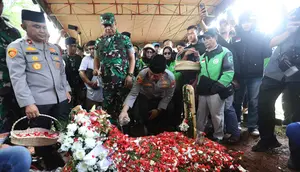Setahun Berlalu, Makam Affan Kurniawan Tak Sepenuhnya Sepi
