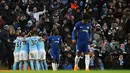 Pemain Manchester City merayakan gol yang berhasil diciptakan oleh Bernardo Silva saat melawan Chelsea dalam pertandingan Liga Inggris di Stadion Etihad, Manchester (4/3). Manchester City menang tipis 1-0 atas Chelsea. (AP Photo / Rui Vieira)