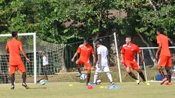 Suasana latihan Persija yang serius tapi santai di Lapangan Kusuma Agrowisata, Batu, Malang, Rabu (4/11/2015). (Bola.com/Kevin Setiawan)