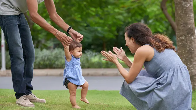 Bayi belajar berjalan. (iStockphoto)