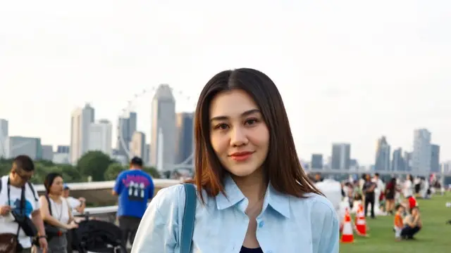 Jadi Ibu Tetap Stylish, Gaya Aaliyah Massaid Momong Anak Saat Liburan di Singapura