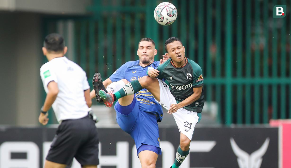 Pemain PSIS Semarang, Wallace Costa (tengah) berebut bola dengan pemain Persikabo 1973, Hendra Adi Bayauw dalam laga pekan ke-12 BRI Liga 1 2021/2022 di Stadion Manahan, Solo, Kamis (18/11/2021). (Bola.com/Bagaskara Lazuardi)