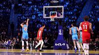 Stephen Curry memasukkan tembakan tiga angka di NBA All-Star 2025 (AFP)