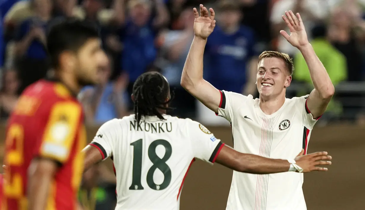 Pemain Chelsea, Liam Delap (kanan) melakukan selebrasi setelah mencetak gol ke gawang El Tunis dalam laga lanjutan Grup A Piala Dunia Antarklub 2025 di Lincoln Financial Field stadium, Philadelphia, Amerika Serikat, Rabu (25/06/2025) WIB. (AP Photo/Chris Szagola)