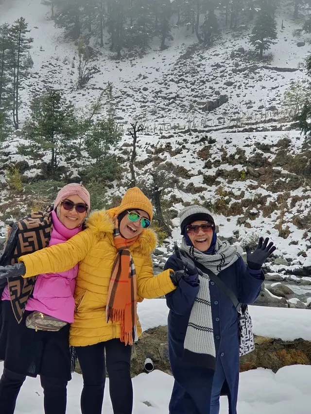 7 Momen Seru Liburan Ibu Ayu Ting Ting Ke Kashmir