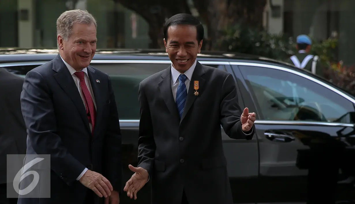 Presiden Joko Widodo menyambut kedatangan Presiden Finlandia Sauli Niinisto di Istana Merdeka, Jakarta, Selasa (3/11). Pertemuan tersebut akan membahas tata kelola lahan gambut untuk mengantisipasi bencana kebakaran hutan. (Liputan6.com/Faizal Fanani)